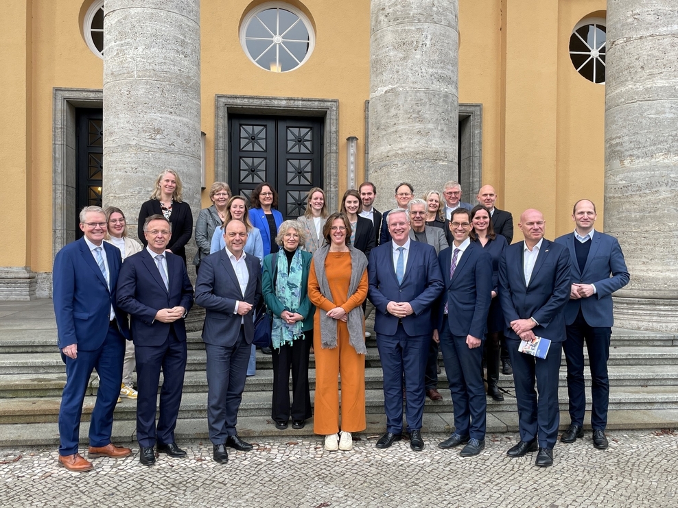 Landesbeauftragter Nikolaus Jansen mit Vertreter/innen der Steuerungsgruppe GROS vor dem Alten Landtag in Oldenburg